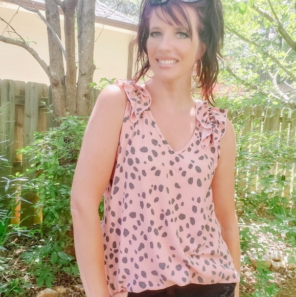 Spotted ruffle shoulder tank - Picture 2 of 5